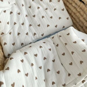 Pościel muślinowa z wypełnieniem do kosza Mojżesza – brązowe serduszka