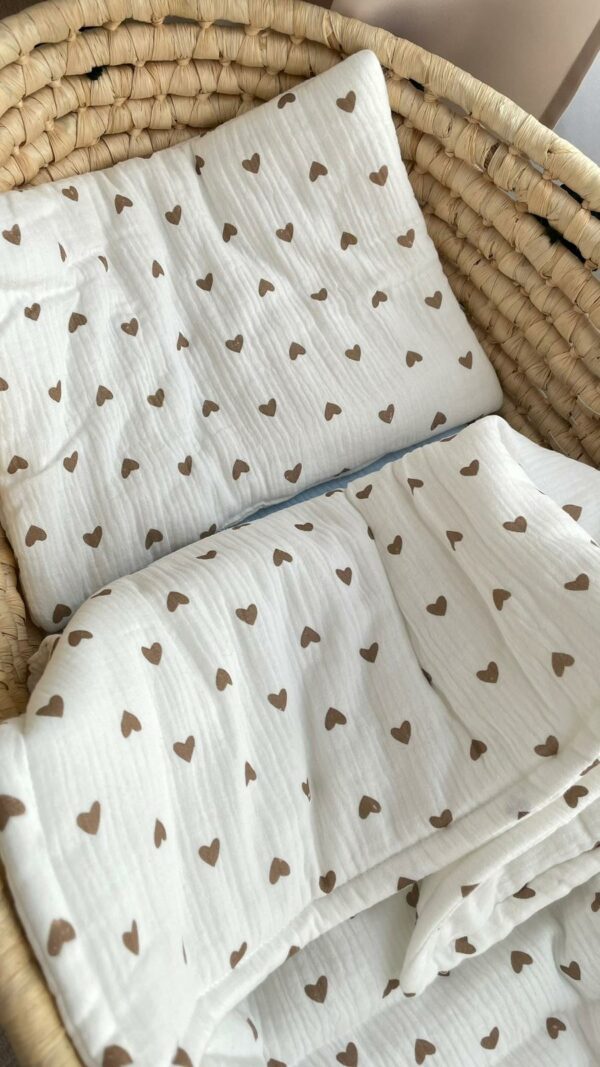 Pościel muślinowa z wypełnieniem do kosza Mojżesza – brązowe serduszka