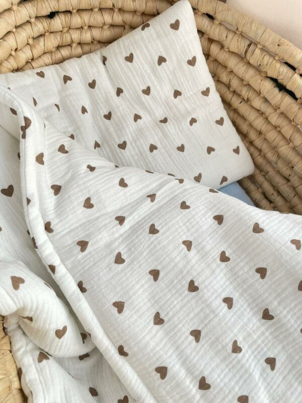 Pościel muślinowa z wypełnieniem do kosza Mojżesza – brązowe serduszka