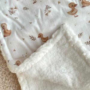 Kocyk dziecięcy muślinowy w kaczuszki z białym barankiem 80x80 cm