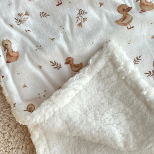 Kocyk dziecięcy muślinowy w kaczuszki z białym barankiem 80x80 cm