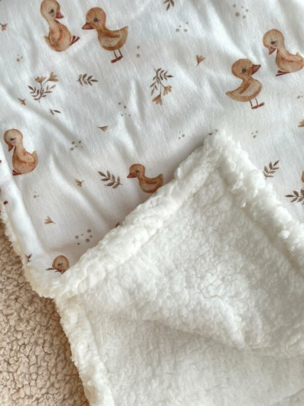 Kocyk dziecięcy muślinowy w kaczuszki z białym barankiem 80x80 cm