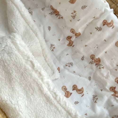 Kocyk dziecięcy muślinowy w kaczuszki z białym barankiem 80x80 cm