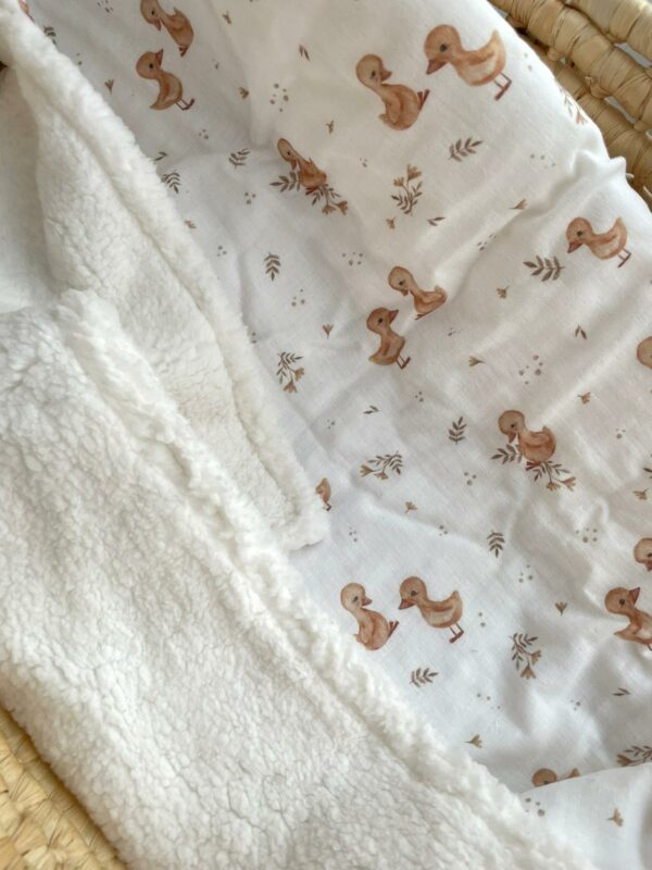 Kocyk dziecięcy muślinowy w kaczuszki z białym barankiem 80x80 cm